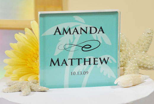 The acrylic cake topper features your names and the wedding date in a color